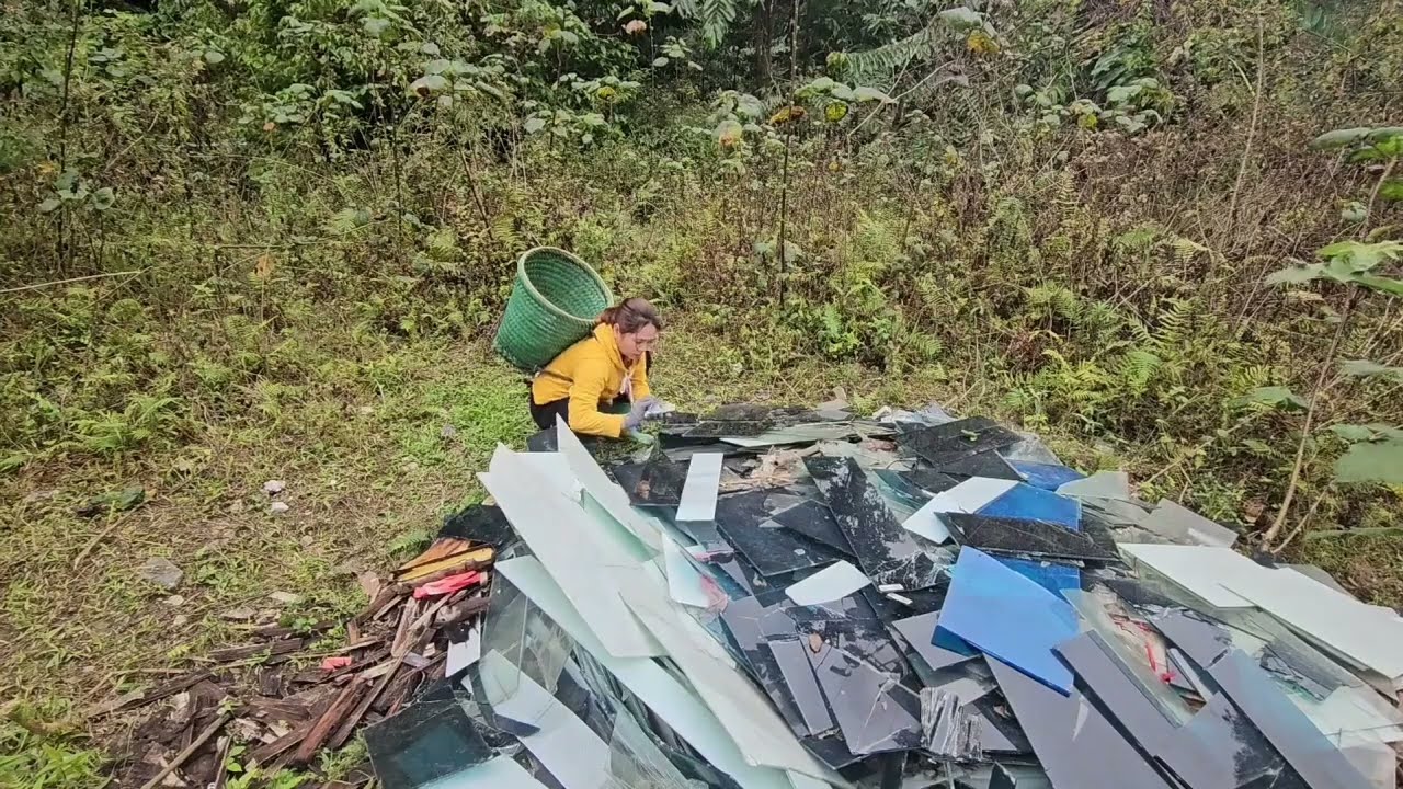 Lucky scrap collector: girl unexpectedly discovers huge amount of money at landfill