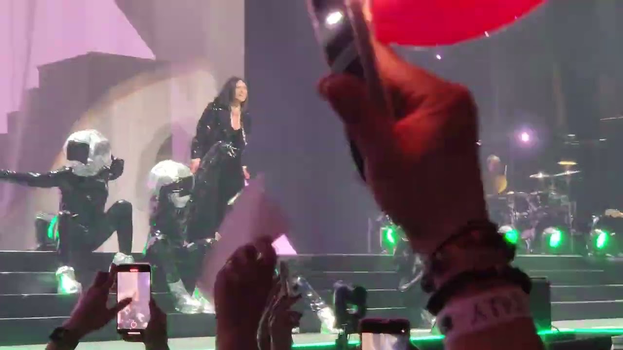 Laura Pausini World Tour 2024, Movistar Arena Chile,  Entrada (opening) El Primer Paso en la luna