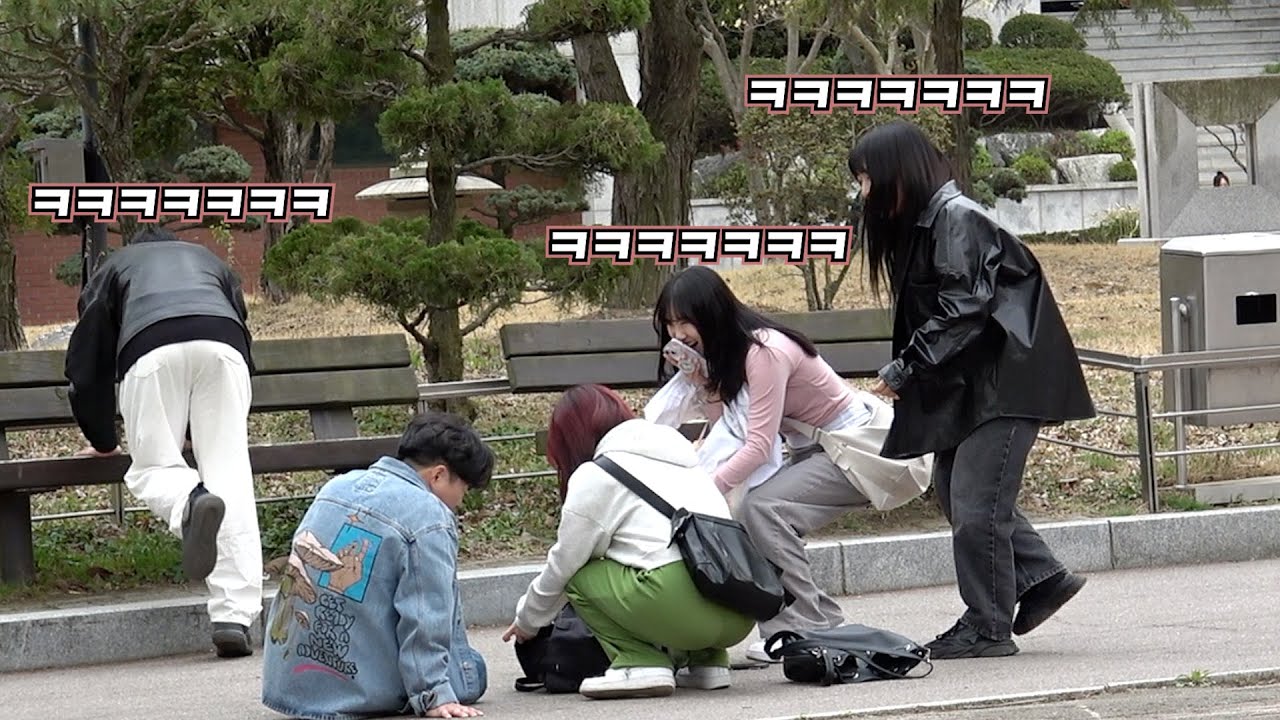 여대생들 너무 웃겨서 울어버리는 몰래카메라ㅋㅋㅋ(가방 몰카2탄)
