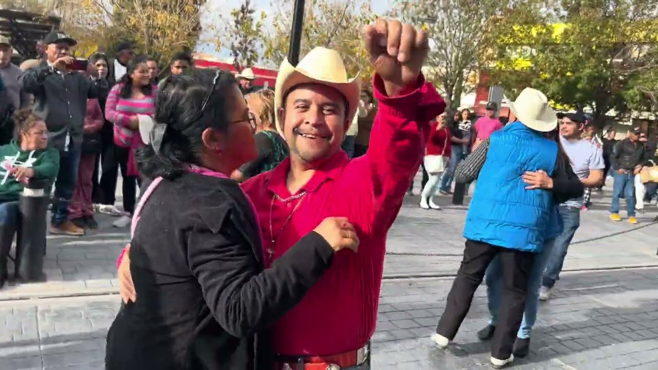 Madre e hijo buenos pa' la bailada👸🎵🤠#chihuahuamex ❤️