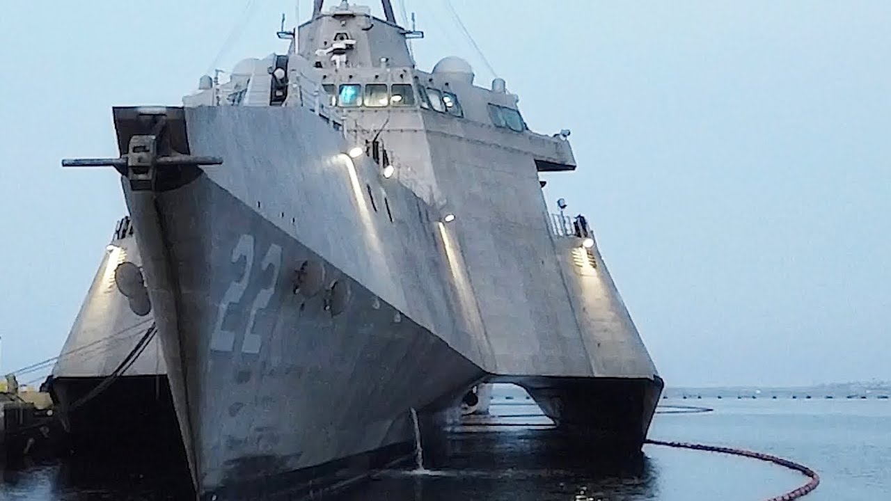 Скоростной тримаран ВМС США выходит в море. Прибрежный боевой корабль класса Независимость.