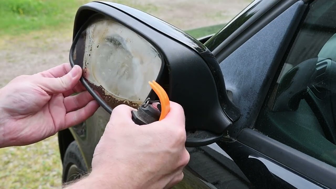 Changing the rear view mirror on a SAAB 9-3 -08