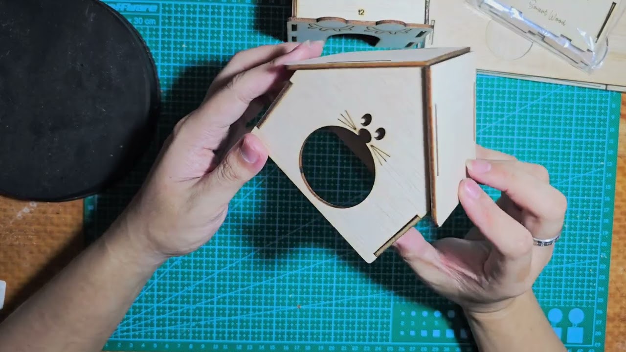 Merakit rumah dan tempat makan baru untuk hamster