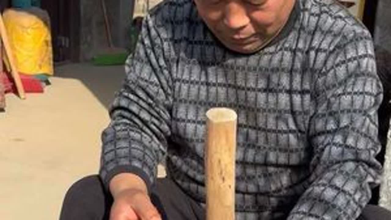 腊月二十六，在家炸丸子。都说现在年味儿淡了，可油锅一热，香气一飘，家人围在旁边等着吃，孩子笑得叽叽喳喳。原来最浓的年味，从来不是外面的热闹，而是一家人在一起，有吃有笑，有人等，有家回。人间烟火...