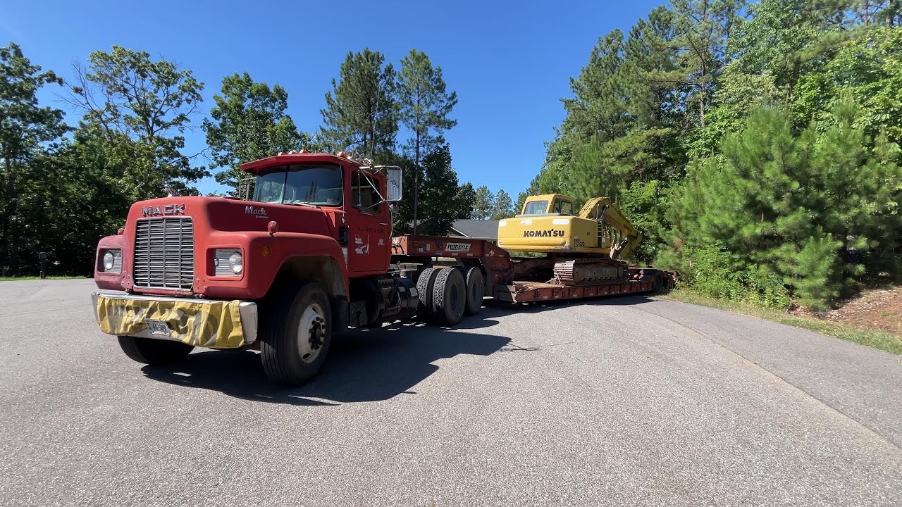 R Model Mack loading and moving equipment #mack  #asmr #macktrucks