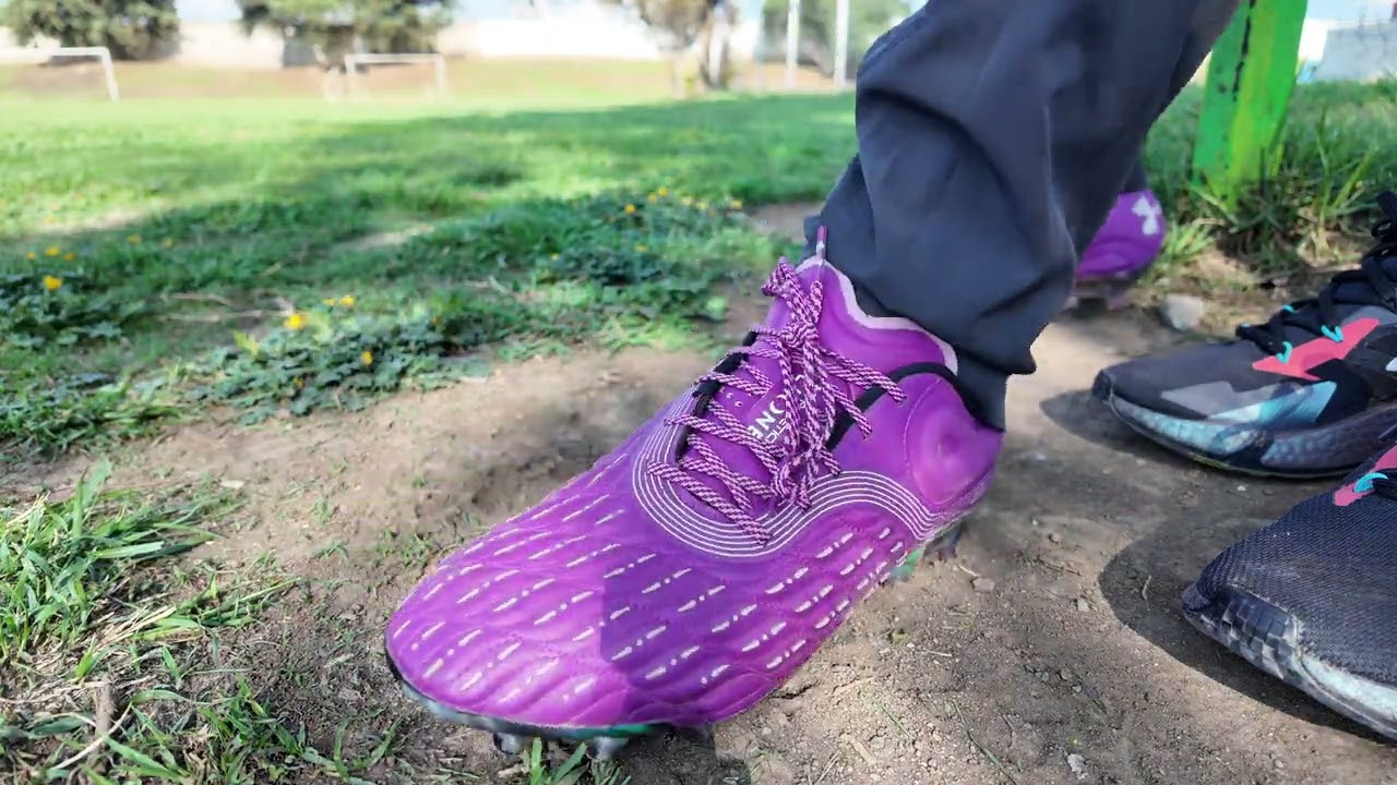 Review en campo grip Under Armour magnetico 3 elite con balón nike academy, Adidas tango