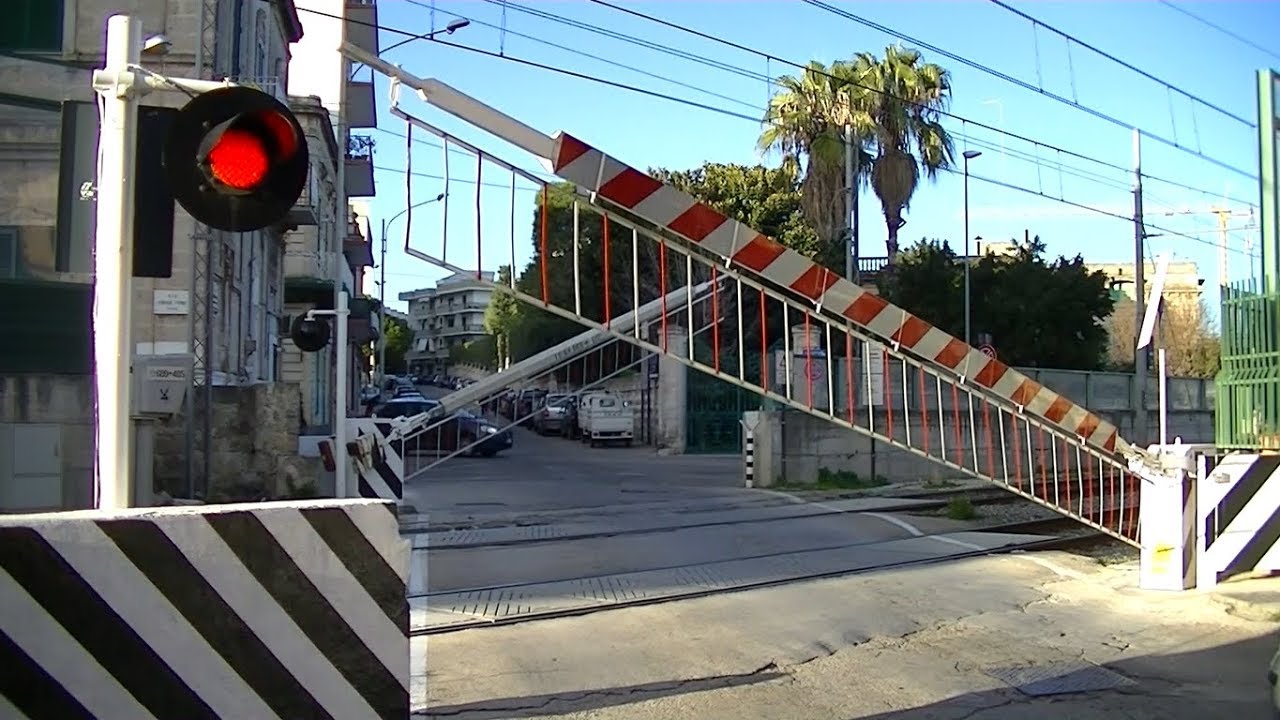 Spoorwegovergang Monopoli (I) // Railroad crossing // Passaggio a livello