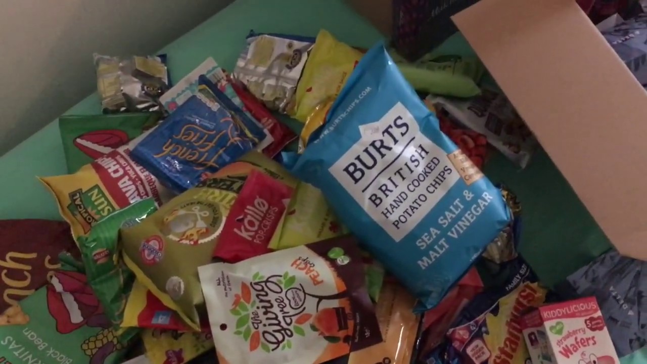 Unpacking: Ein Riesenpaket mit Chips und Süßigkeiten aus England