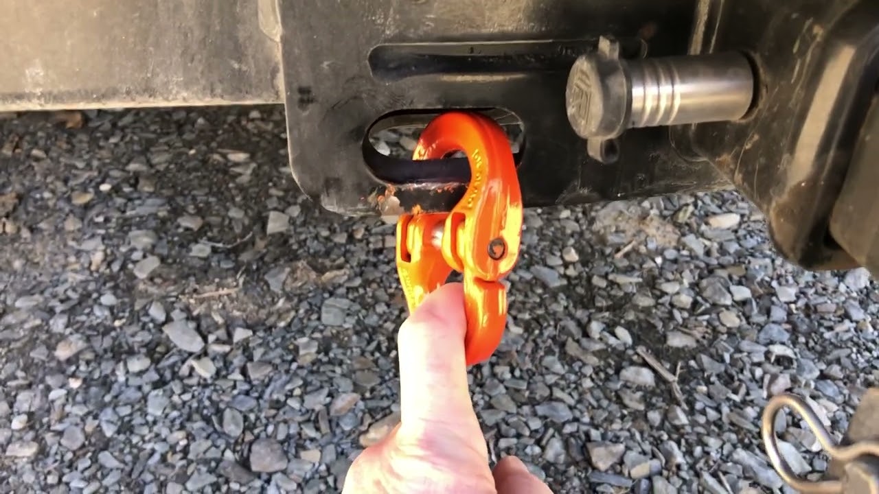 A figure eight connecting link, commonly known as a hammerlock.