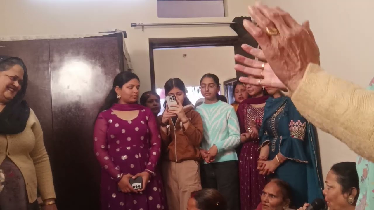 आओ मेरी सखियों मुझे मेहंदी लगा दो मुझे श्याम सुंदर की दुल्हन बना दो