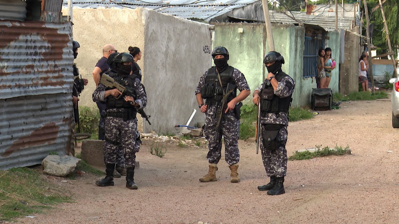 Allanamiento en Marconi: policía hirió a hombre que portaba un fusil