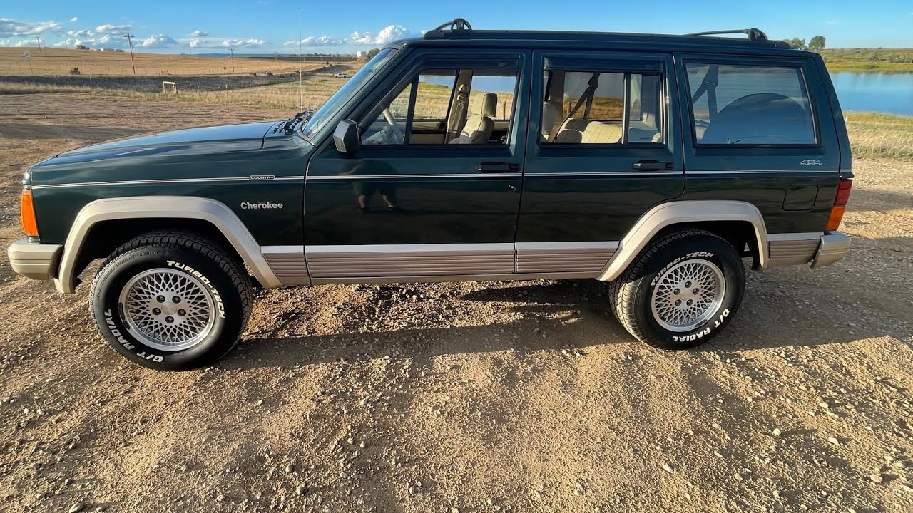 1994 Jeep Cherokee country ( xj ) interior and engine bay