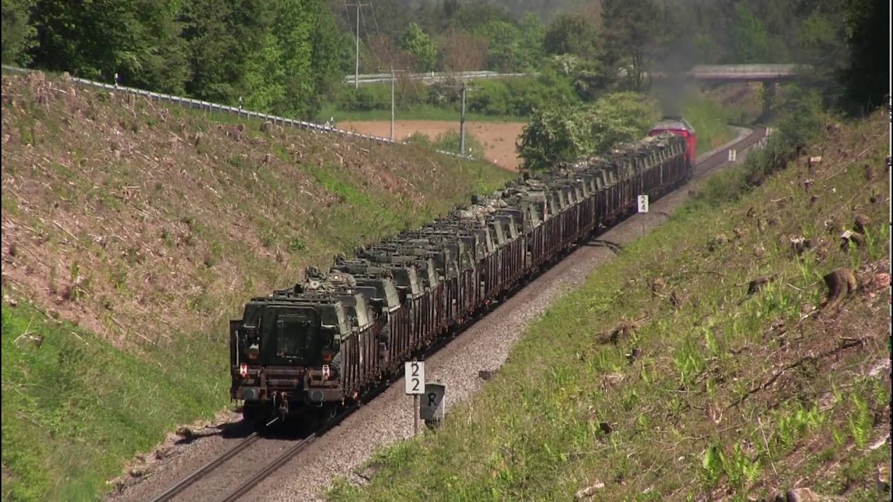 232 571 schleicht mit Militärzug dahin