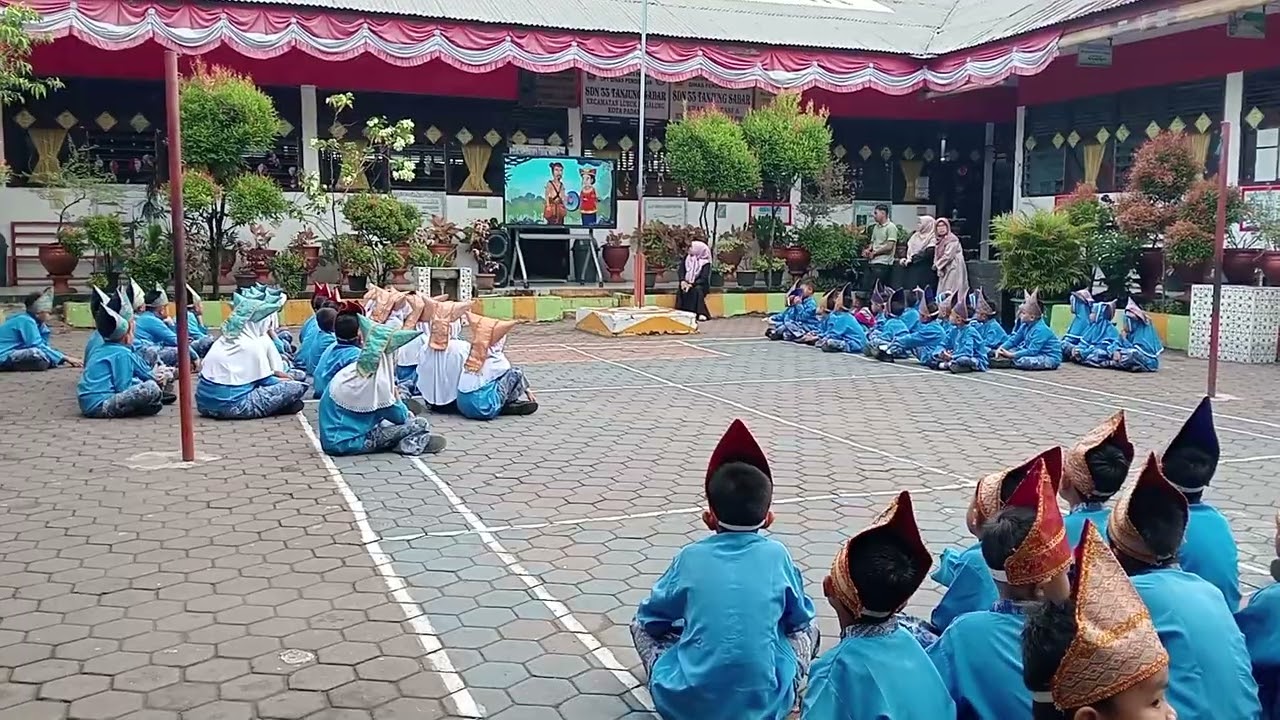 Mengenalkan sejarah asal usul Minang kabau kepada siswa agar siswa SDN 33 Tanjung Saba