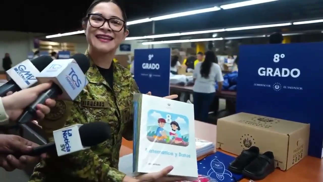 Ministra de Educación Muestra los Paquetes Escolares