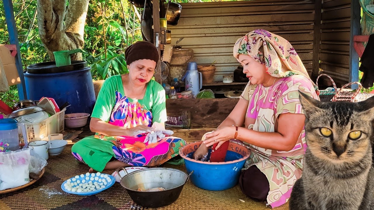 Kehidupan kampung dayak, makanan tradisional dayak yang nyaman, masak dan berkebun bersama ibu