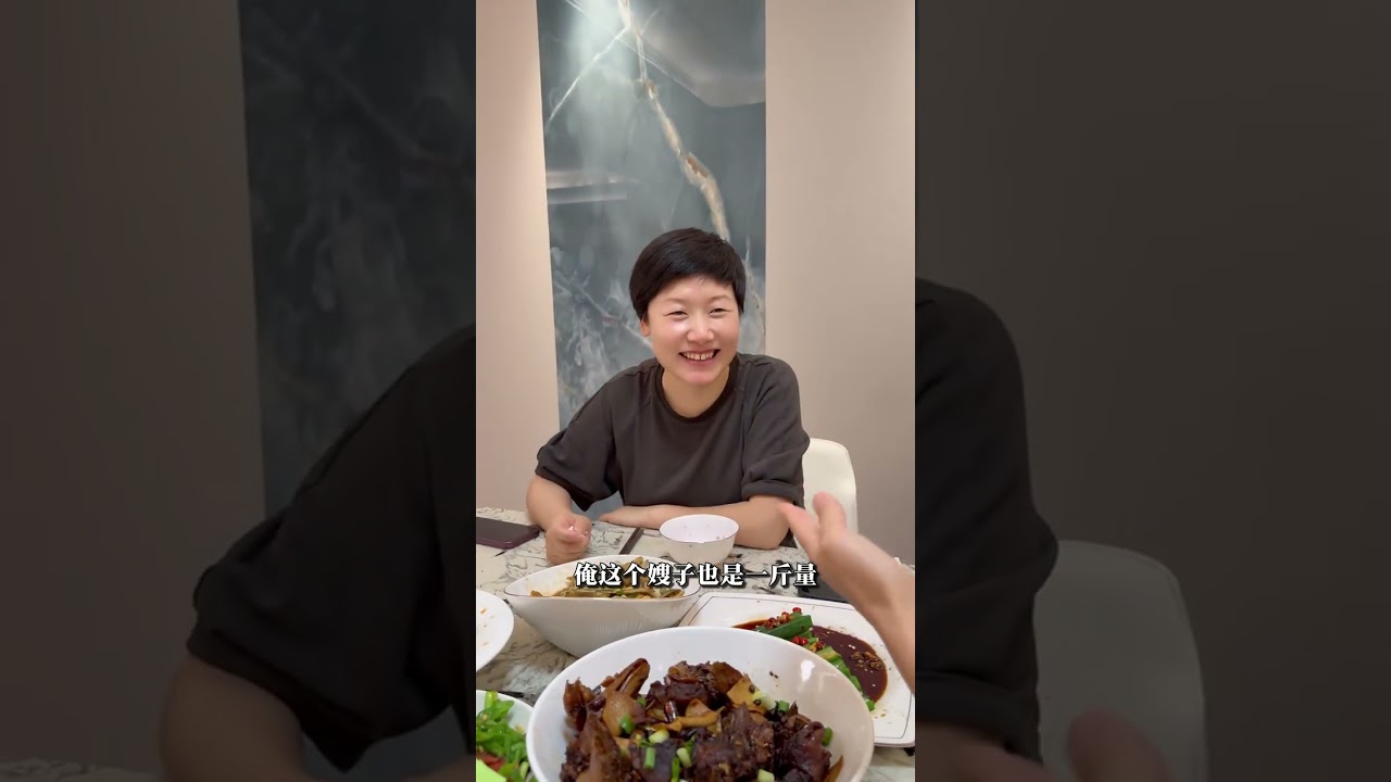 今天去干闺女家吃饭，没想到另外两个哥哥嫂子都在，给了我一个大大的惊喜，今天我们兄弟必须不醉不归！#张公子 #刘大美 #夫妻日常 #兄弟情 #记录生活