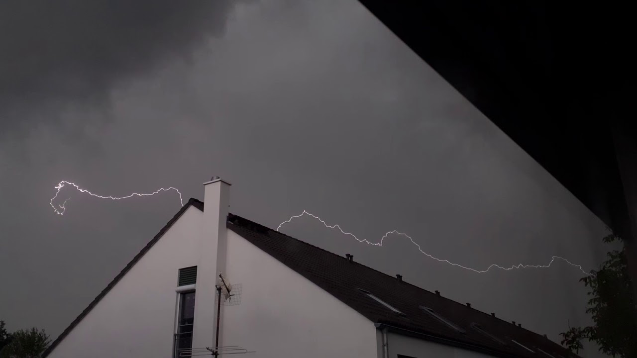 Extrem schweres Gewitter über Kamenz mit richtig viel Starkregen und kleinkörniger Hagel Wahnsinn⛈🚜