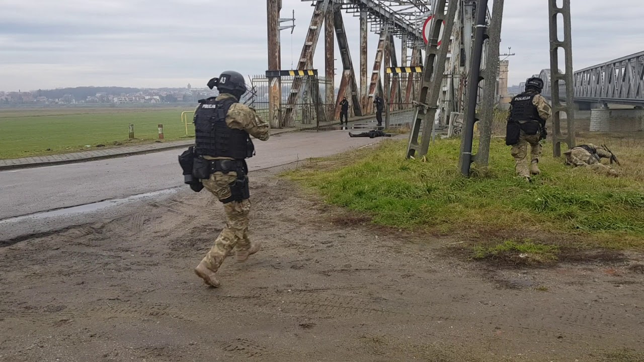 Antyterroryści, strażacy, policjanci, ratownicy i żołnierze ćwiczenia na moście na Wiśle
