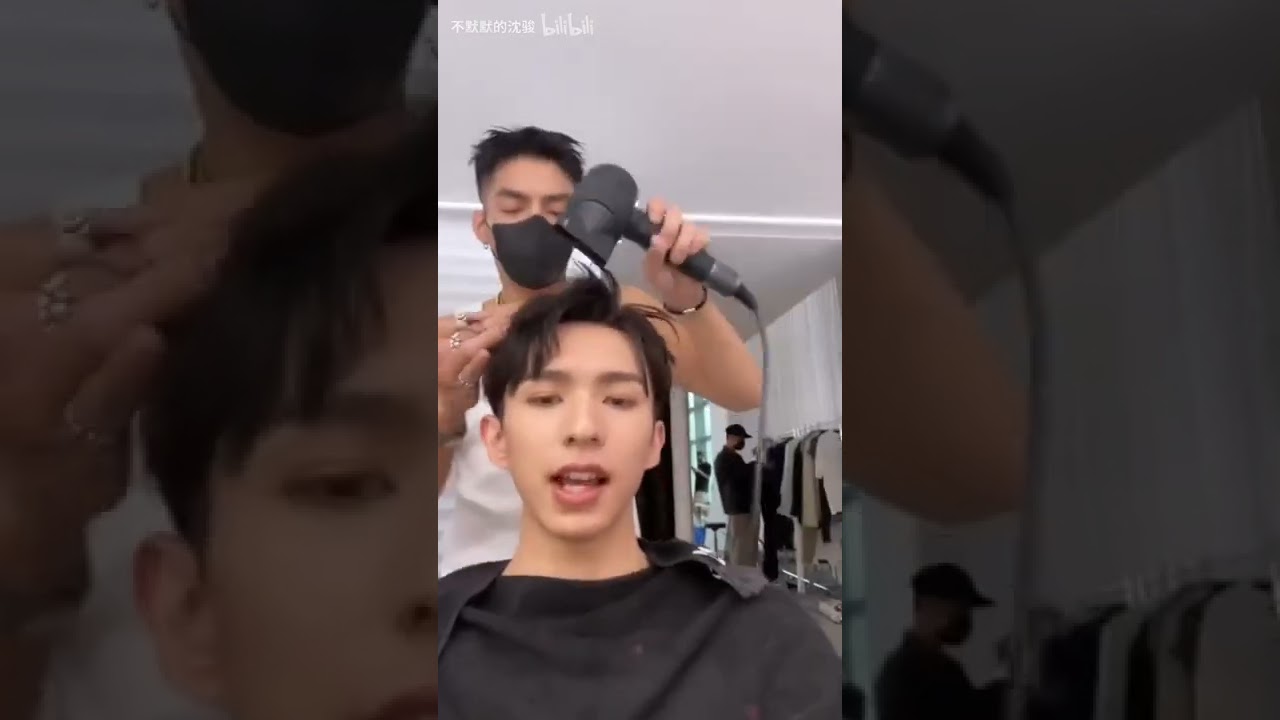 穿着浴袍的振浩把沈骏压在身下 沈骏受不了 高喊&ldquo;投降&rdquo;  #徐硕廷  #沈骏 #李振浩 #黄信赫 #默默的我不默默的我们 #aboutyouth #哔哩哔哩精选