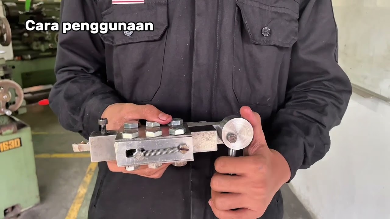Retractable tool holder