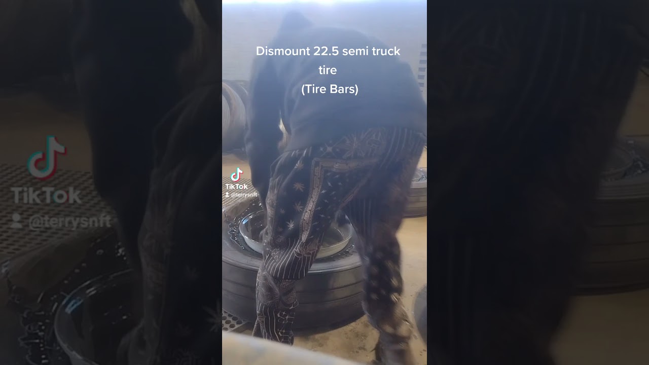 Dismounting 22.5 truck tire with tire bars