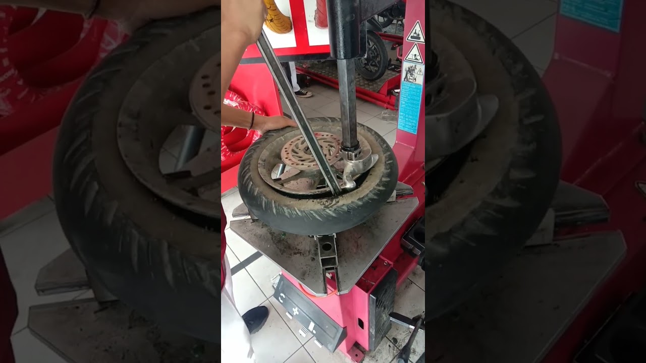 kita beliin alat buat buka ban biar gak lecet tuh velg 😂