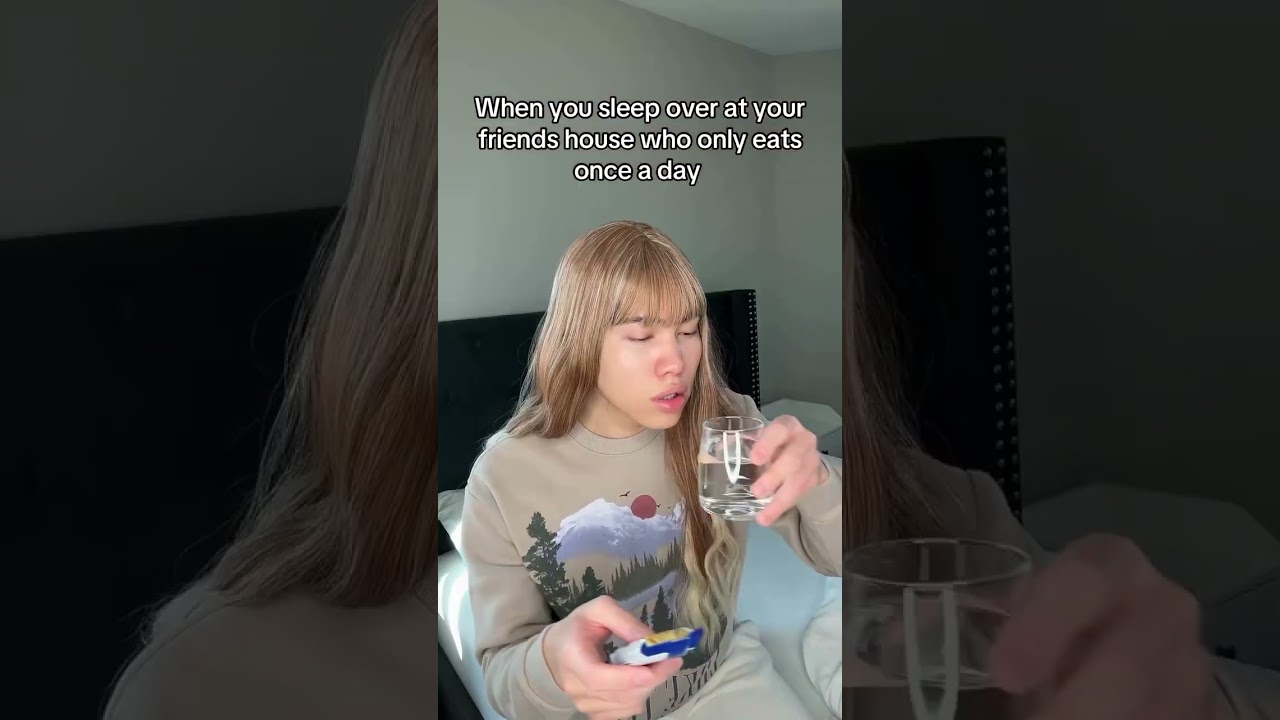 когда ночуешь у друга, который ест только один раз в день #шорты