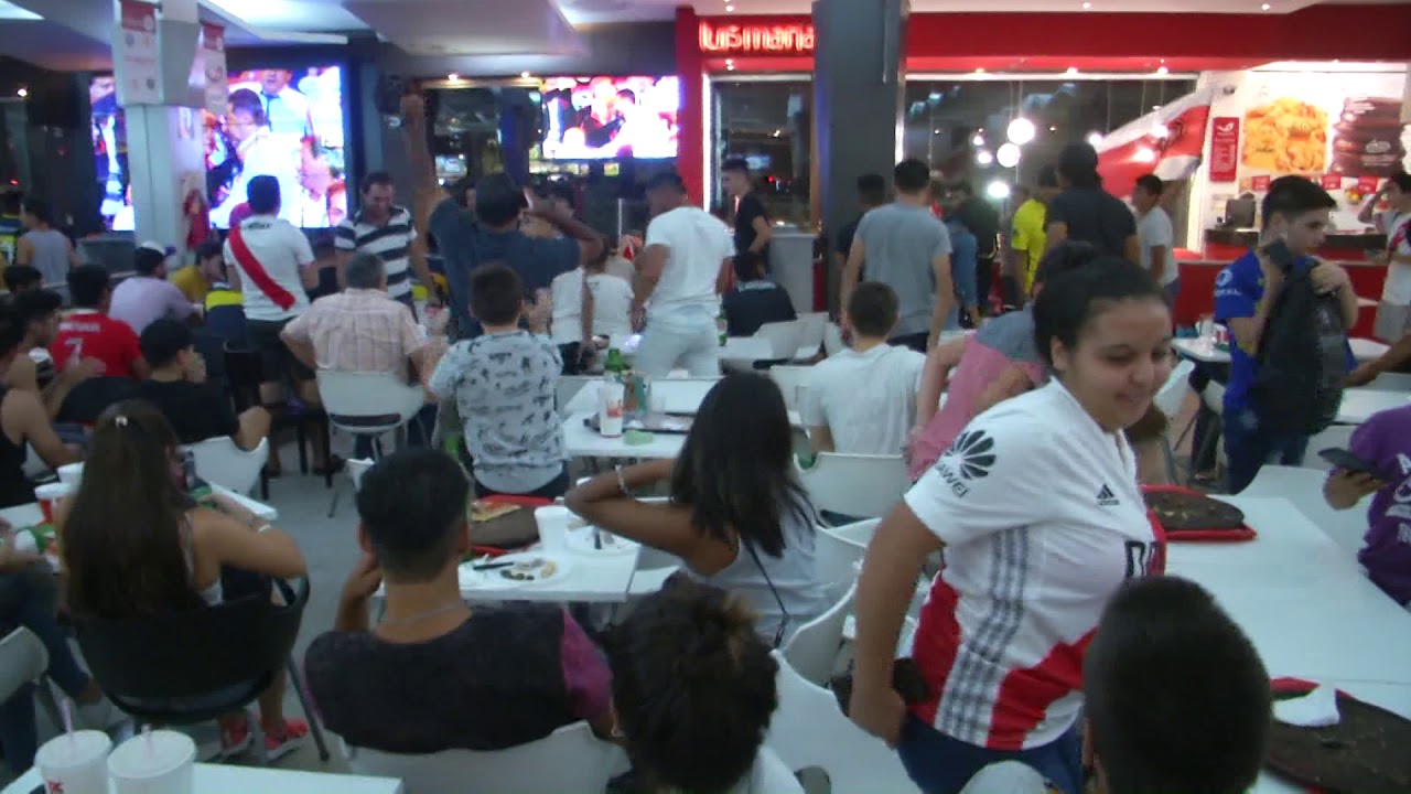 RIVER CAMPEON: FESTEJO DE HINCHAS