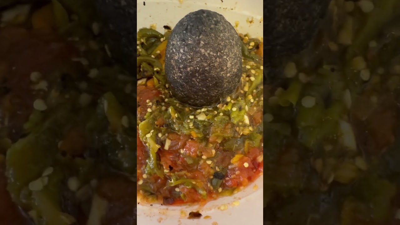 Que delicia de salsa chile serrano jitomate tostado al comal ajo y sal al gusto probecho