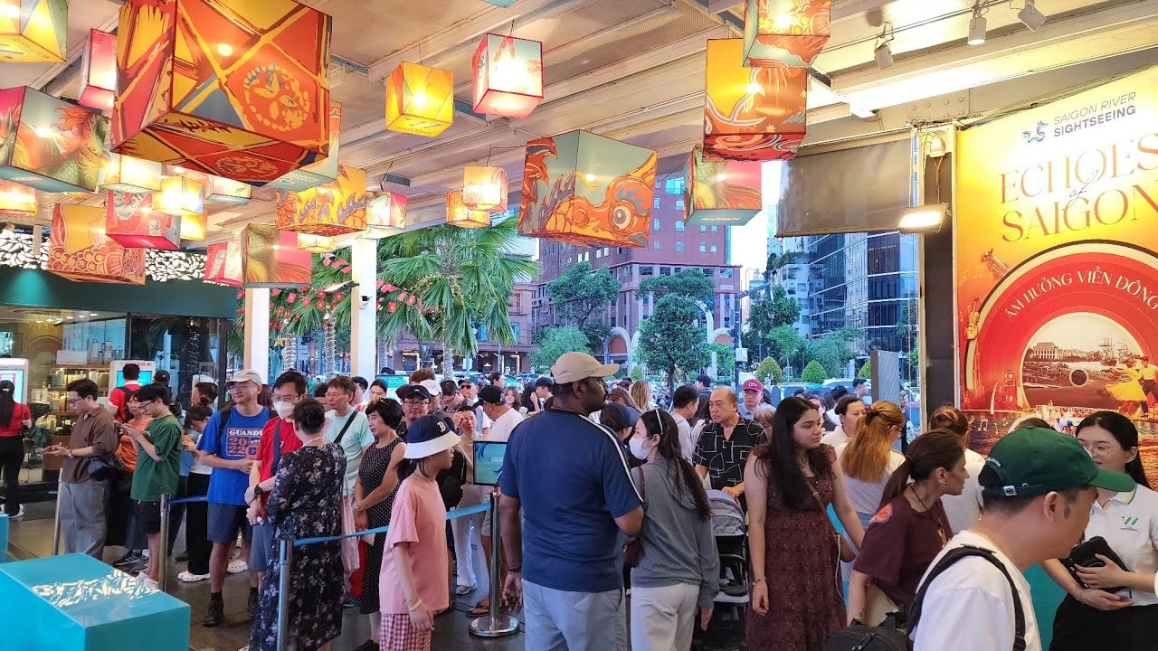 Nightlife in Vietnam: Exploring Ho Chi MinhCity (Saigon)- Street Scenery