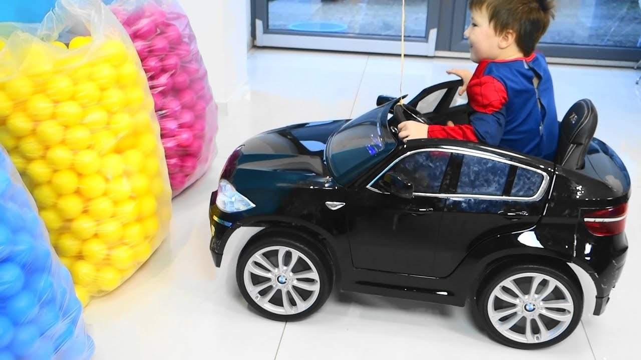 LEARNING COLORS WITH BALLS | Kids playing! 😄