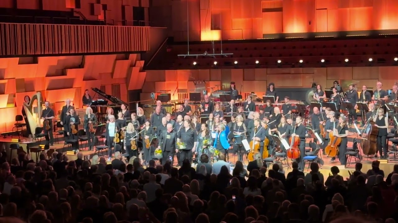 Tommy Johansson, Nina Söderquist, Jakob Samuel, Anders Berglund - Flowers and standing ovations