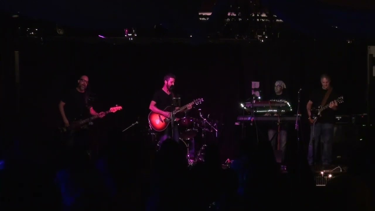 השמיים הכחולים - Calibear - Live at Queen Bee (2022)