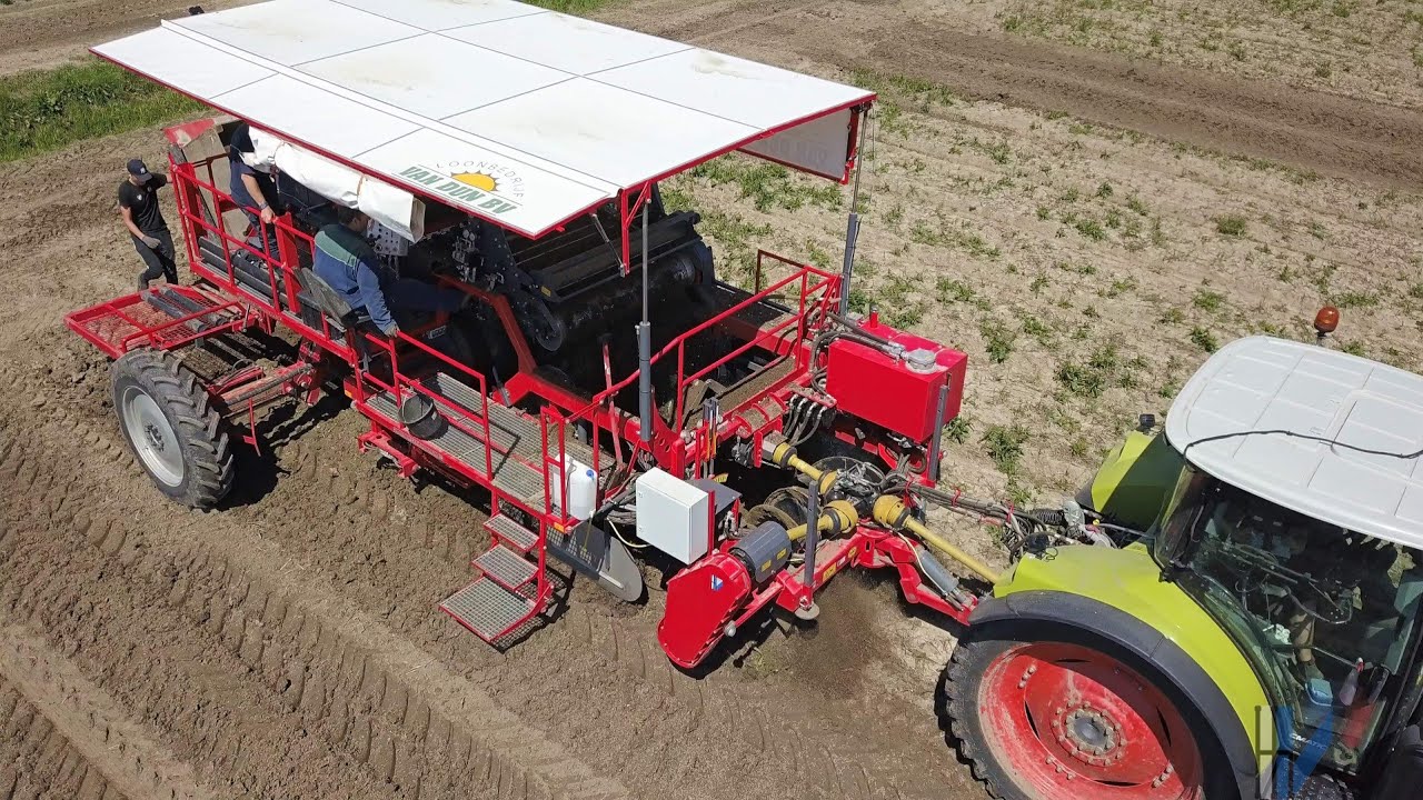 Contractor of Dun B.V. from Rutten at work with a new bulb harvester from the Vlaming Groep.