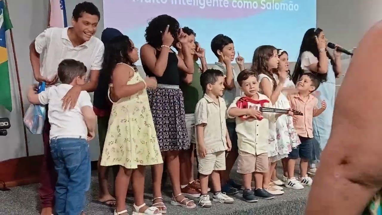As crianças cantando