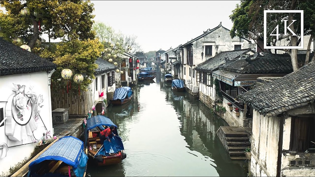 Walking during the day in Zhouzhuang, a water town in China｜周庄