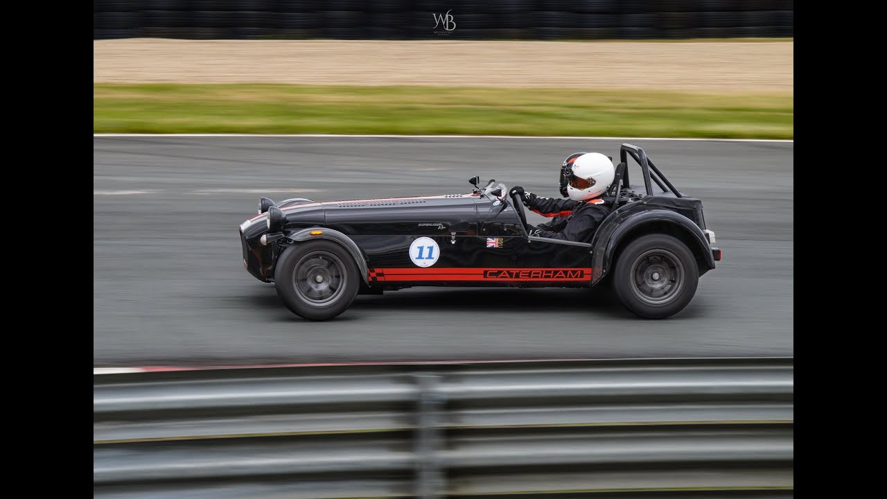 FAST LAP - CATERHAM R300 AT PAU ARNOS