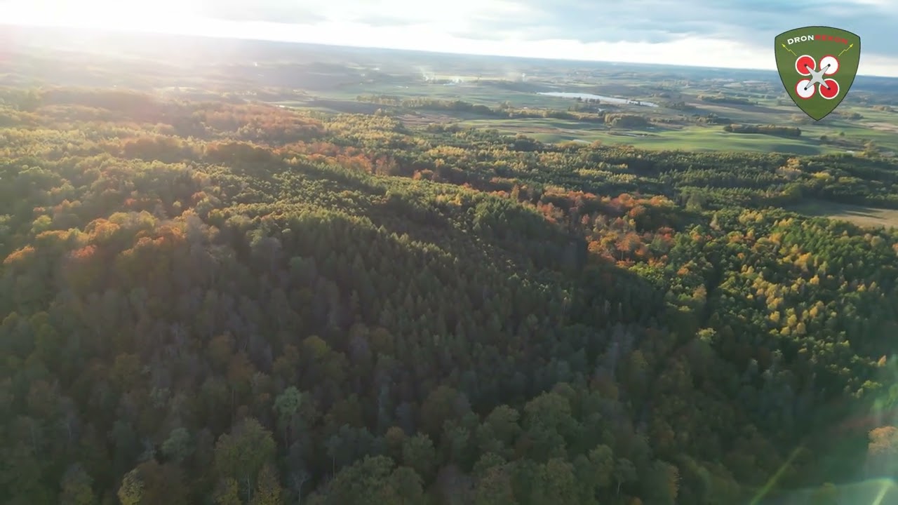 Lot swobodny dronem nad Górą Zamkową na Wzniesieniach Górowskich - film 4K