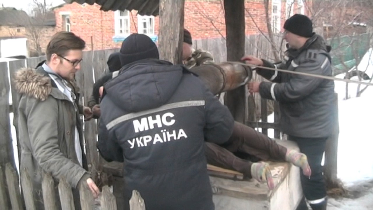 Лебедин: рятувальники підняли із 10-метрового колодязя жінку
