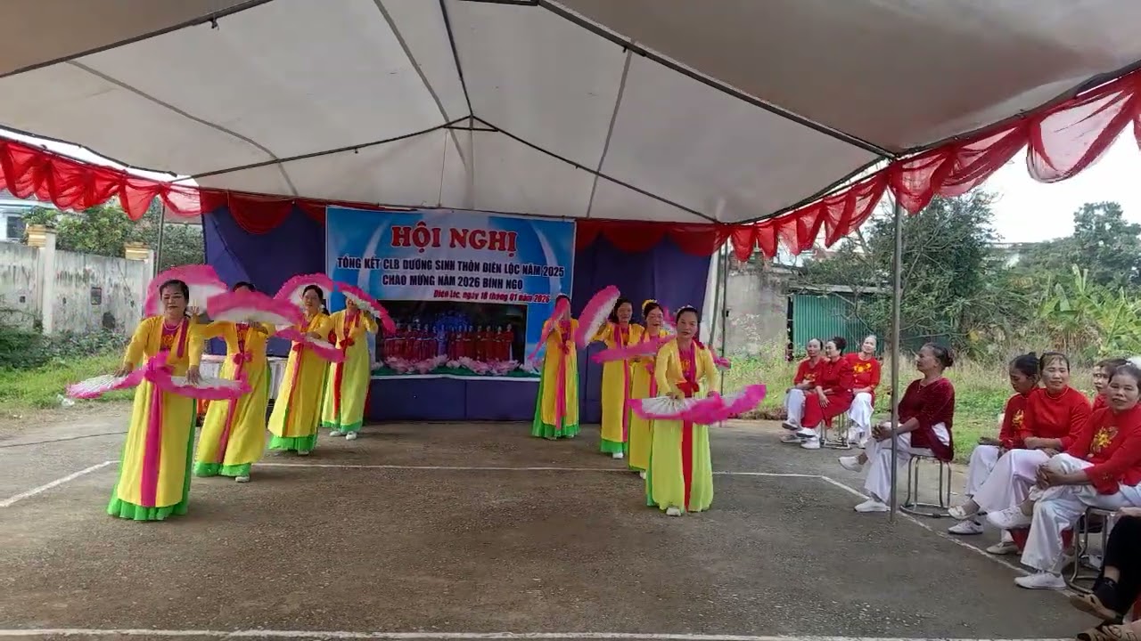 Múa chèo hội làng quê em