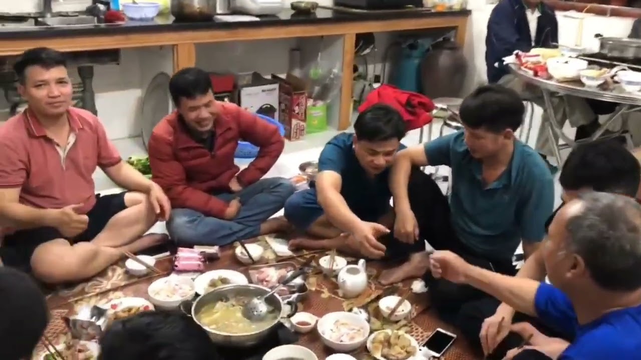 Anh Em Huy Đức và Hữu Dũng xóm Chùa thôn Thượng Đáp làm tất niên ngày 27 tết Ất Tỵ 