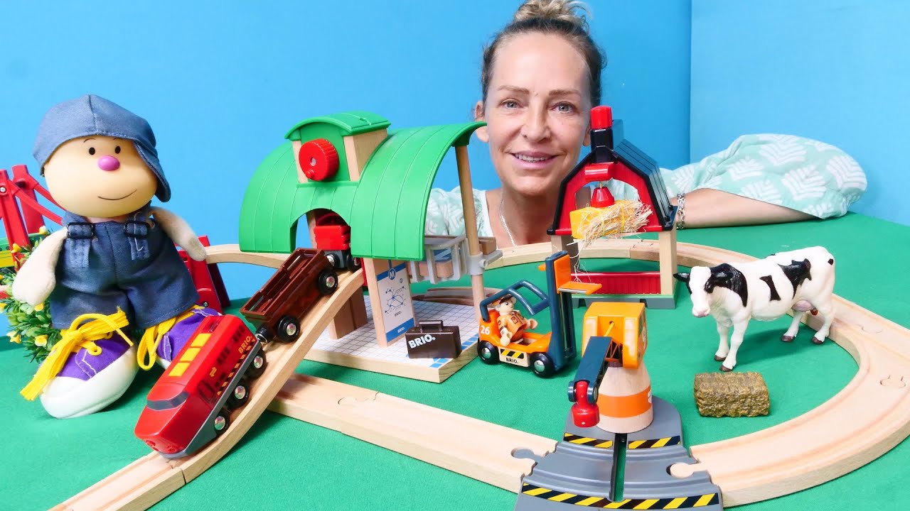 Spielzeug aus Holz - Der Brio Zug transportiert Heu - Spielspa&szlig; mit Nicole - Spielzeug Eisenbahn
