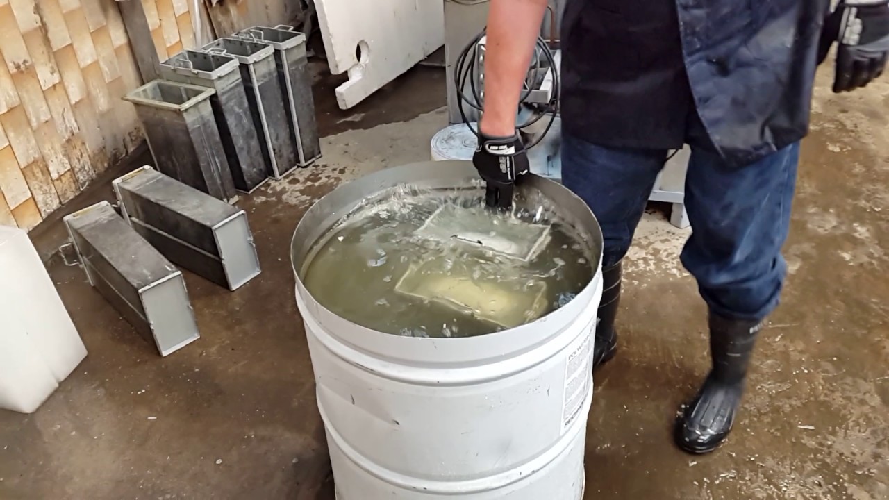 Hielo Matic Desmoldando barras de hielo de 20 kilos cada uno.