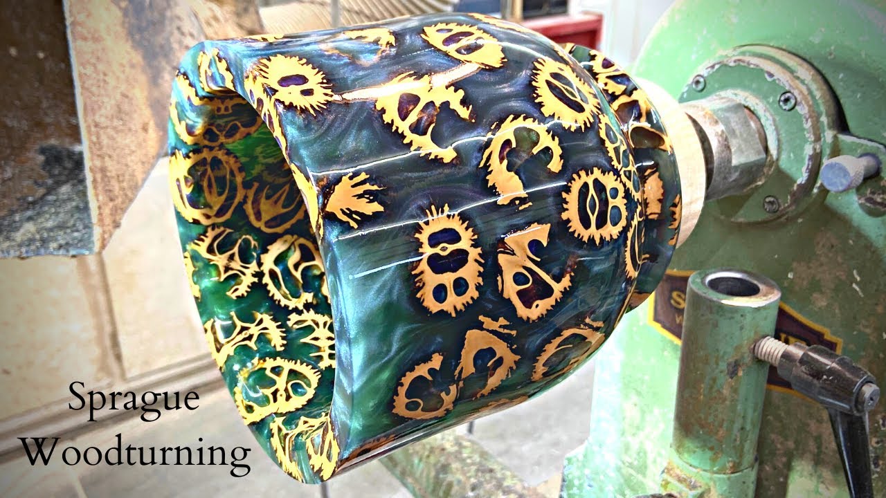 Точение по дереву — ваза в форме белки из скорлупы чёрного ореха