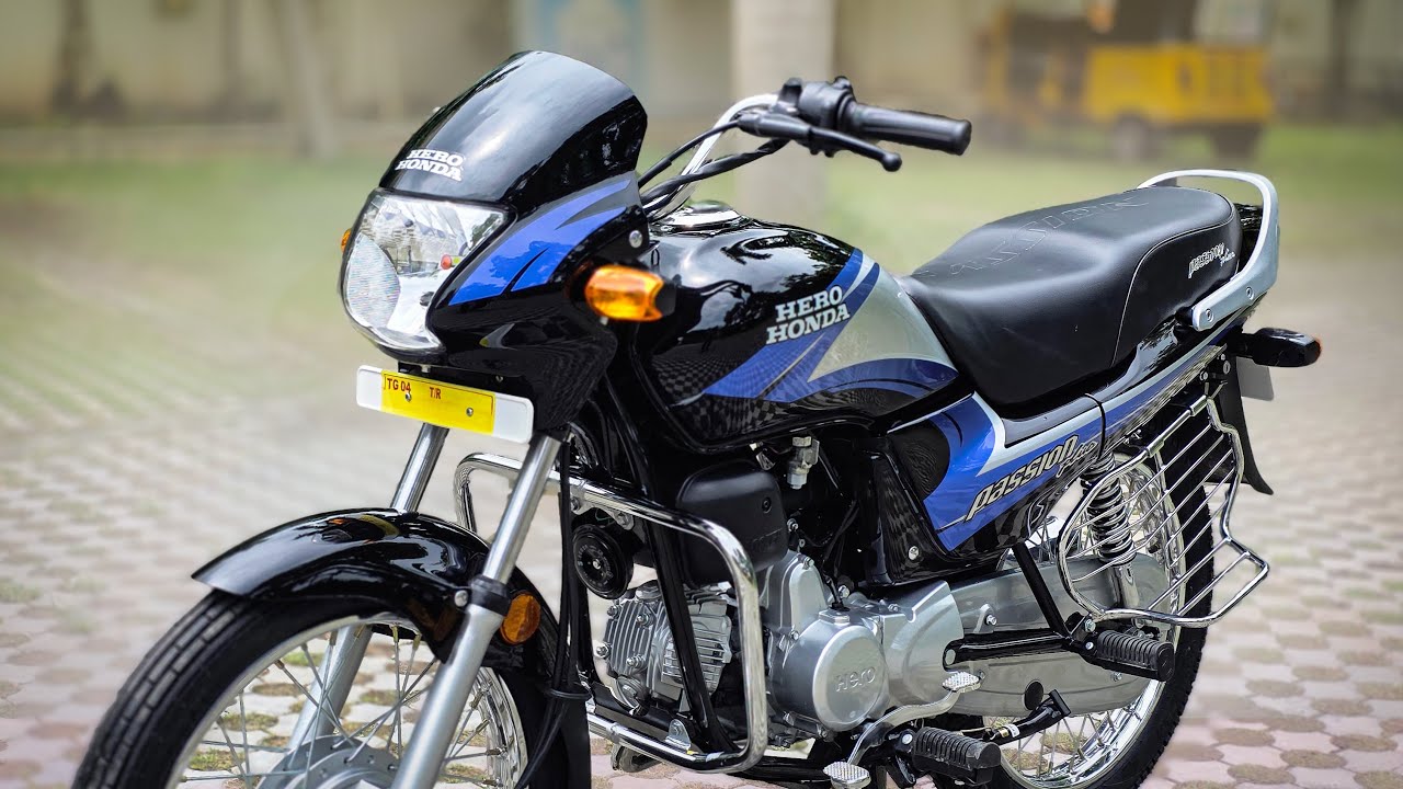 Hero Honda Passion Plus с восстановленной черно-синей глянцевой отделкой