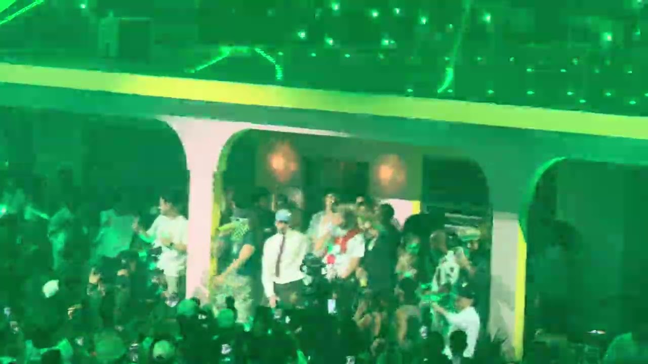 Feid llega a la casita de Bad Bunny
