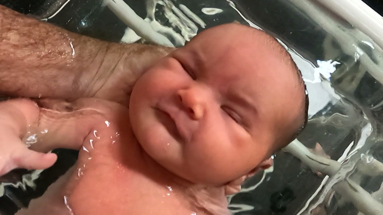 Лаки учится плавать