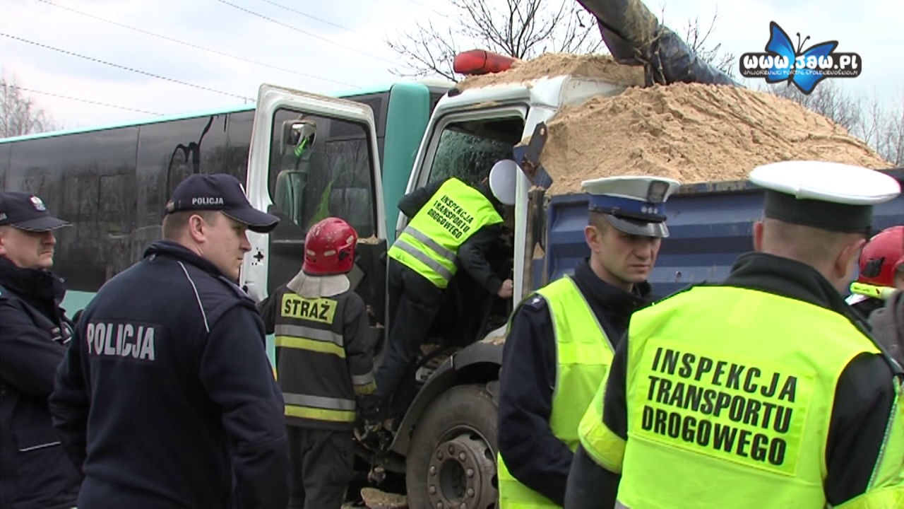 Wypadek autobusu PKM. Uderzyła w niego ciężarówka