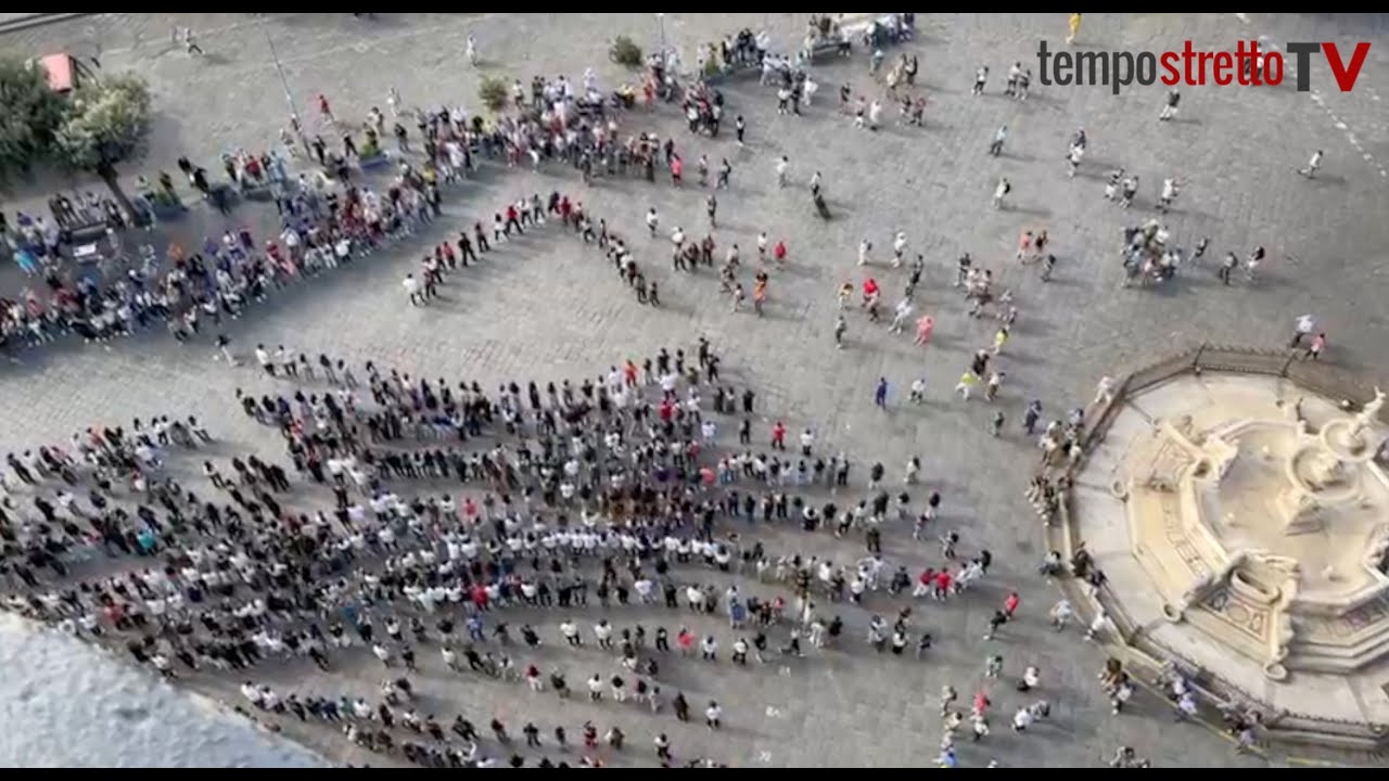 Piazza Duomo, il flash mob degli studenti del Seguenza incanta i turisti